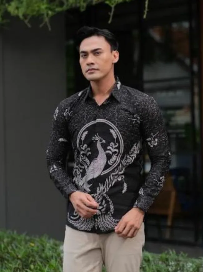 Kain batik bermotif dari Pabrik Batik Solo